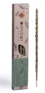 Eine hohe Schachtel Sagrada Madre Artesano Räucherstäbchen neben einem einzelnen, strukturierten Räucherstäbchen.