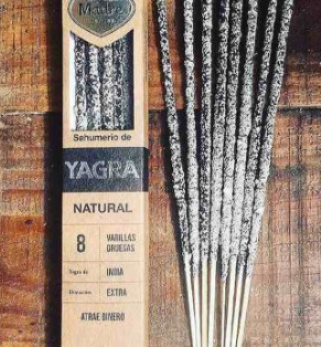 Eine offene Schachtel natürlicher Yagra-Räucherstäbchen der Marke Sagrada Madre auf einer Holzoberfläche.