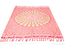 Ein rosa Sarong mit einem großen weiß-hellgrünen Mandala-Design und Fransen an den Rändern.