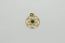 Ein goldfarbener, runder, durchbrochener Anhänger mit dem Muster der Blume des Lebens, in dessen Mitte sich ein kleiner, runder, dunkelgrüner Edelstein (Cabochon) befindet. Er besitzt eine Öse oben.