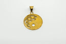 Ein goldfarbener, runder Anhänger mit einem Yin-und-Yang-Motiv, wobei die Yin-Seite massiv und die Yang-Seite mit einem durchbrochenen Blume-des-Lebens-Muster gefüllt ist. Er besitzt eine dreieckige Öse.