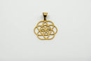 Ein goldfarbener, durchbrochener Anhänger in Form der Saat des Lebens, einem geometrischen Muster aus sieben überlappenden Kreisen. Er besitzt eine dreieckige Öse oben.