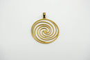 Ein goldfarbener, runder, durchbrochener Anhänger mit einem großen, stilisierten Spiralen-Motiv, das sich von der Mitte bis zum äußeren Rand erstreckt. Er besitzt eine kleine Öse oben.
