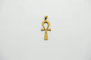 Ein goldfarbener, massiver Anhänger in Form des altägyptischen Lebenssymbols, des Ankh. Er hat eine glatte, polierte Oberfläche und eine kleine, flache Öse oben.
