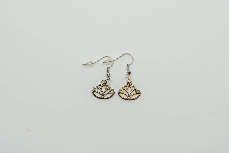 Boucles d'oreilles Hamsa avec lotus et Om – symbolisme et style combinés