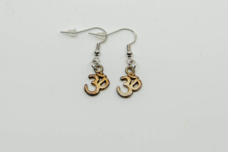 Boucles d'oreilles Hamsa avec lotus et Om – symbolisme et style combinés