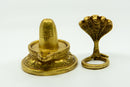 Zwei separate religiöse Statuen aus Messing, ein Shiva-Lingam und eine Kobra-Haube, stehen nebeneinander auf einem weißen Hintergrund.