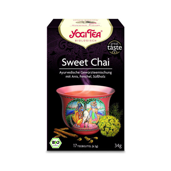 Schachtel mit Yogi Tea Sweet Chai Gewürztee von Yogi Tea, mit einer dekorativen Illustration auf einer rosa Tasse mit Kräutern und Gewürzen wie Anis, Fenchel und Lakritze. Enthält 17 Teebeutel (34g) mit Symbolen für kontrolliert biologischem Anbau.