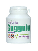 Eine weiße Flasche mit dem Markenlogo "ayurveda autentico" und dem großen grünen Schriftzug "Guggulu". Darunter steht "Cápsula vegetal", ein "Sin Gluten"-Symbol, ein "OMG"-Symbol und "complemento alimenticio 60 Cápsulas 34g".