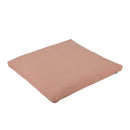 Ein quadratisches pfirsichfarbenes Bodenkissen auf schlichtem weißem Hintergrund.