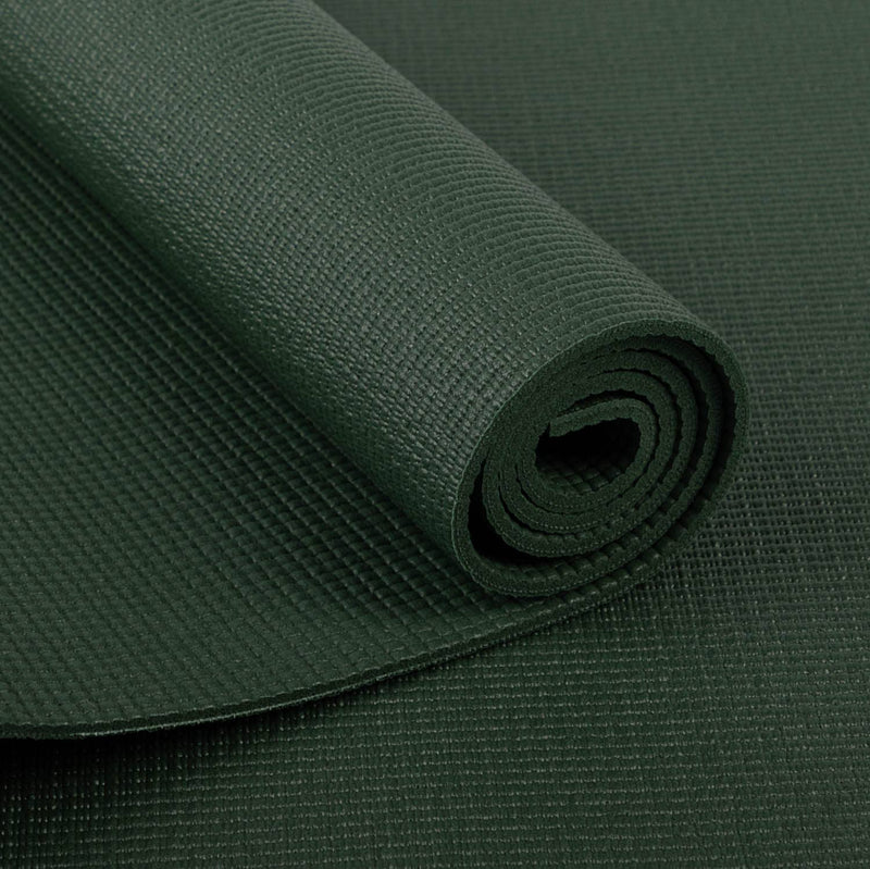 Nahaufnahme einer zusammengerollten dunkelgrünen Yogamatte mit strukturierter Oberfläche und geschichtetem Material, auf weißem Hintergrund.