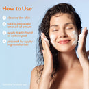  Eine Frau mit geschlossenen Augen, die ihr Gesicht mit einem schaumigen Reinigungsmittel wäscht, begleitet von einer Anleitung in vier Schritten zur Verwendung eines Serums, das für den täglichen Gebrauch geeignet ist.