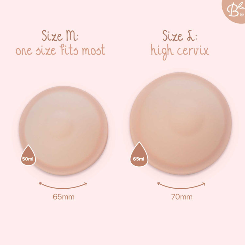 Zwei rosa Menstruationsscheiben, Größe M (50 ml, 65 mm) und Größe L (65 ml, 70 mm), heben die Optionen „Einheitsgröße passt den meisten“ und „hoher Gebärmutterhals“ hervor.