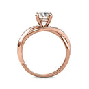 Seitenprofil eines roségoldenen Bypass-Verlobungsrings mit einem runden Diamanten und Pavé-Besatz.