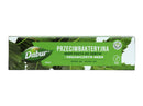 Eine Nahaufnahme der rechteckigen grün-weißen Verpackung der Dabur Antybakteryjna Neem Pasta do Zębów z Organicznym Neem (Antibakterielle Neem-Zahnpasta mit Bio-Neem). Die Schachtel zeigt grüne Neemblätter, ist als Vegan gekennzeichnet und enthält 100ml.