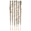 Sieben handgefertigte natürliche Räucherstäbchen, bedeckt mit getrockneten Kräutern und Pflanzenmaterial, auf weißem Hintergrund.