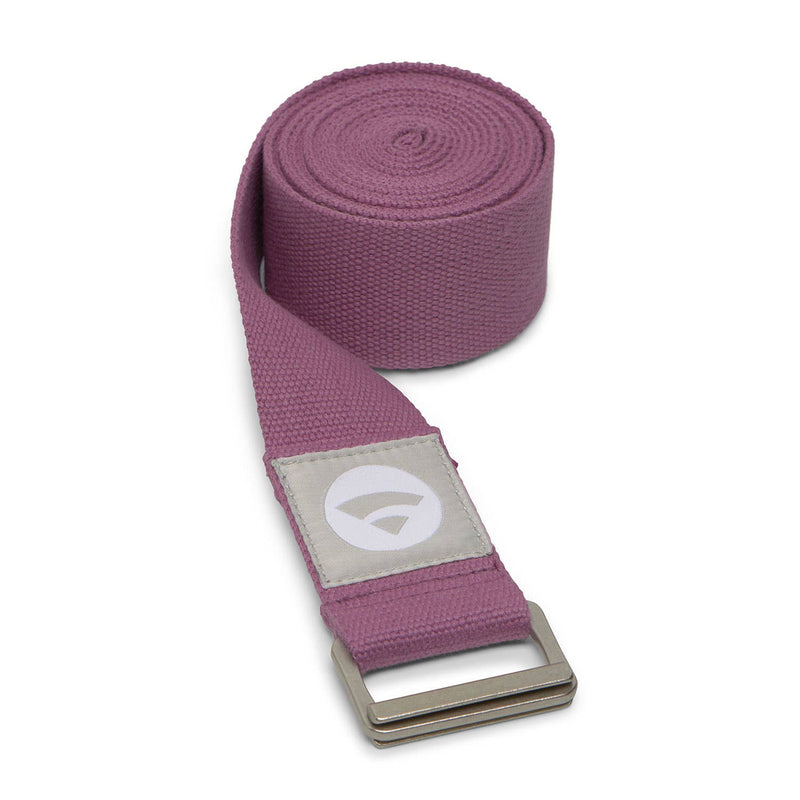 Pinker Yogagurt mit Metallschnalle und Logopatch, aufgerollt und einsatzbereit.