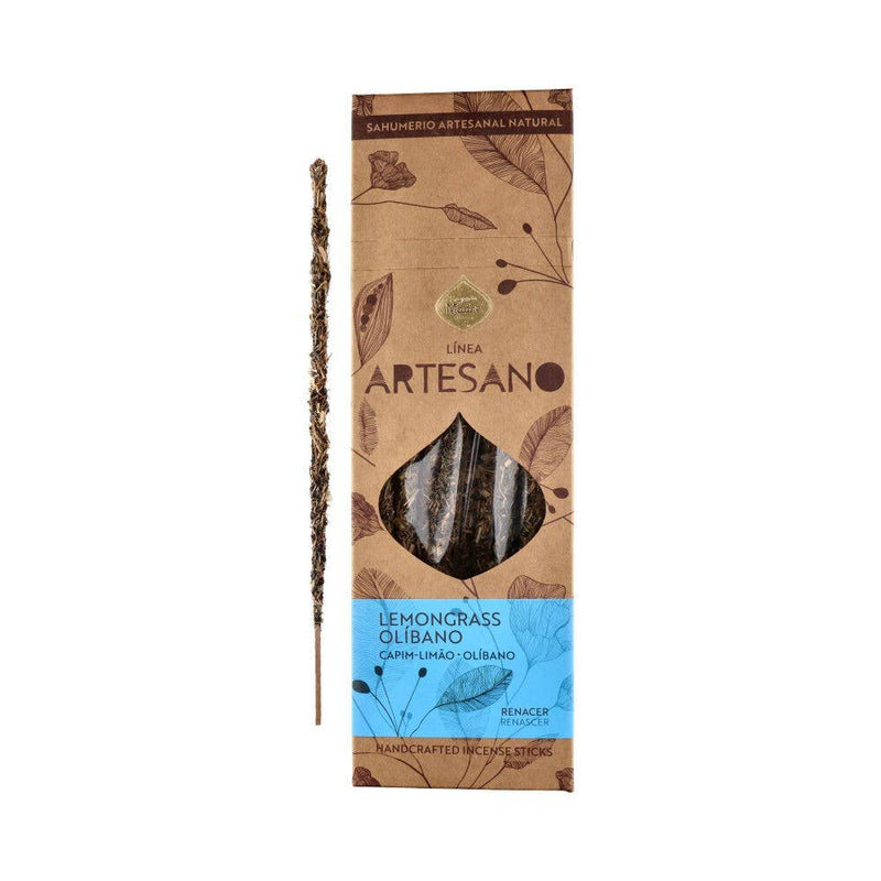 Vorderseite einer Línea Artesano Räucherstäbchenverpackung mit der Aufschrift Lemongrass Olibano, Sichtfenster mit handgefertigten Stäbchen und ein Stäbchen neben der Schachtel.