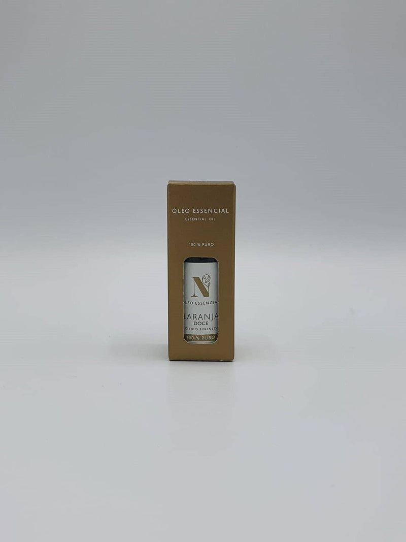 Kleine braune Pappschachtel mit einer Flasche Süßes Orangenöl (Laranja Doce).