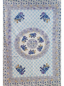Ein rechteckiger weißer Wandbehang mit einem zentralen Mandala aus blau-violetten Elefanten, umgeben von Blattmustern und einer floralen Zierbordüre.