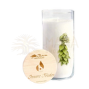 Eine klare glas kerze mit weißem kokosnussbutter duft und grünem hopfenmädchen motiv für ayurveda duftkerze