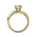 Seitenansicht eines goldenen Bypass-Verlobungsrings mit einem runden Solitär-Diamanten und einer pavégefassten Ringschiene.