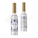 Eine klare glasflasche mit goldenem verschluss und blauweißem etikett mit white sage cleansing water von mana shop agua de florida