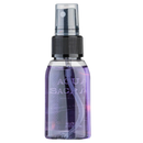 Transparent sprühflasche mit schwarzem rippdeckel und lila flüssigkeit etikettiert aqua sacra rose water aus agua sacral duftwasser palo santo