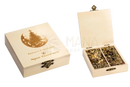 Eine hellfarbige holzgeschenkbox mit goldgeprägtem weihnachtsbaum und zwei fächern mit räucherwerk für hippie rose momenten des glücks