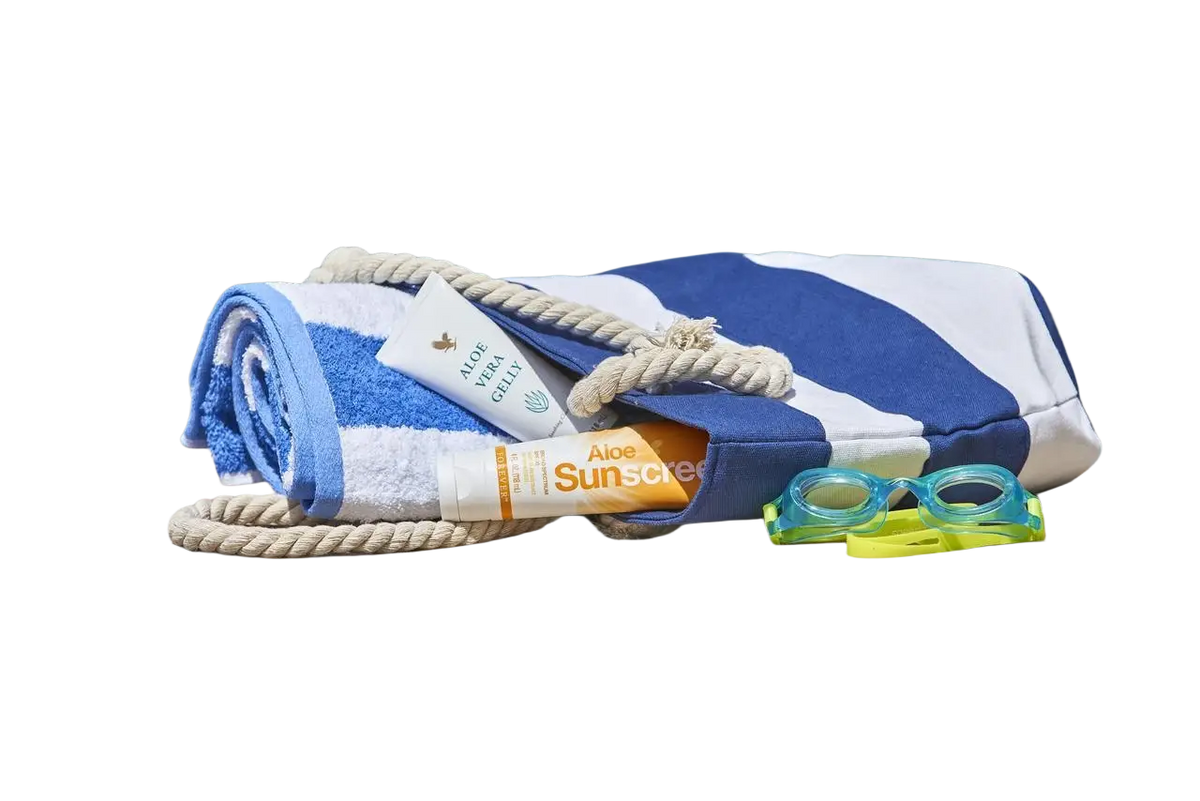 Aloe Vera Gelly von Forever Living in einer blauen Tube, ideale Feuchtigkeitscreme für die Körperpflege, unterwegs im Strandtaschen-Design
