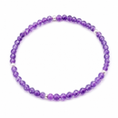 Facettiertes Amethyst Armband mit 4 mm Edelsteinperlen und silberfarbenen Zwischenelementen auf weissem Hintergrund – elastisches Edelsteinarmband für Meditation, Yoga und Achtsamkeit, erhältlich im Mana Shop.