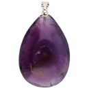 Ein tropfenförmiger amethystanhänger mit silberfarbener Öse am silberkettenglied