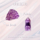 Ein amethyst tropfenanhänger mit poliertem spitzen kristall und rohem lila material in mehreren schichten