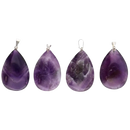 Vier amethyst tropfenanhänger mit silberfarbenen metallverschlüssen in teardrop-form