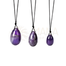 Drei gebohrte amethyst yoni eier 40 x 25 mm in lila an schwarzen kordeln von artisans de madagascar für achtsame rituale