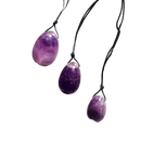 Drei violette Amethyst-Yoni-Eier aus Schmuck mit Loch und Schnur, handgefertigt, als spiritueller Schmuck und Accessoire.