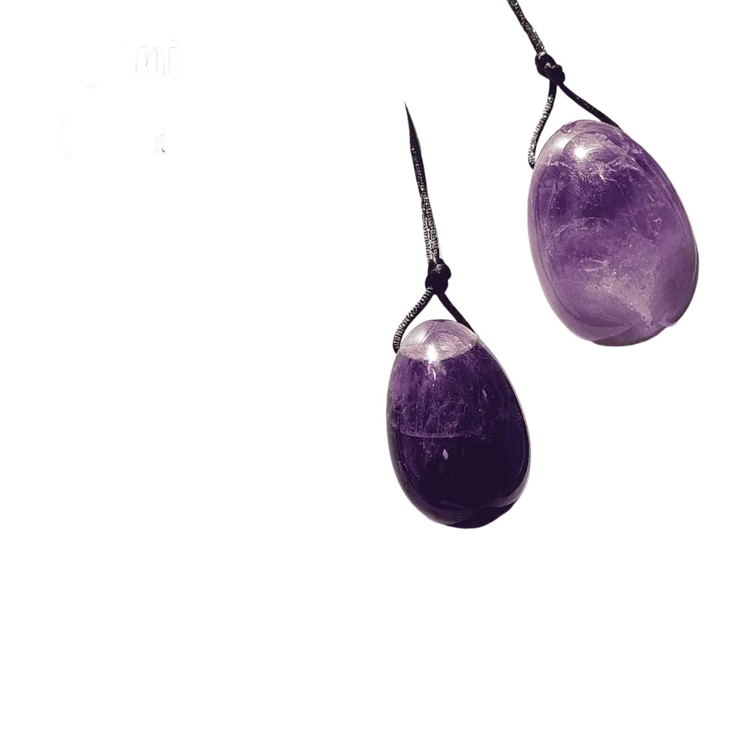 Lila Amethyst Yoni Eierpackung mit Loch und Schnur, Schmuckstück von Vives de la Cortada SCP, glatte Oberfläche und zarte Farbnuancen