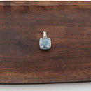 Silberschmuck-Anhänger „Aquamarin“ von Ananta Lienhard, elegant mit blauem Edelstein, symbolisiert Klarheit und innere Ruhe.
