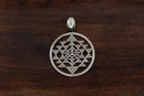 Handgefertigter Silberanhänger Shri Yantra aus Schmuck von Ananta Lienhard, zeigt detailliertes spirituelles Symbol in silber.