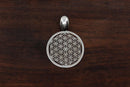 Silberanhänger „Blume des Lebens“ von Ananta Lienhard, handgefertigter Schmuck mit harmonischem Design, auf hellem Hintergrund.