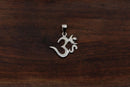 Handgefertigter Silberanhänger „OM“ von Ananta Lienhard, spiritueller Schmuck, detailreiche silberne Kettenanhänger mit Symbol.