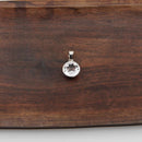 Silberanhänger mit Kristallquarz Bufftop, handgefertigter Schmuck von Ananta Lienhard, klarer Kristallquarz in silbernem Anhänger