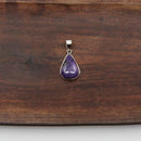 Silberanhänger mit Sugilith von Ananta Lienhard, handgefertigter Schmuck, detailreiche silberne Kette mit spiritueller Kraft