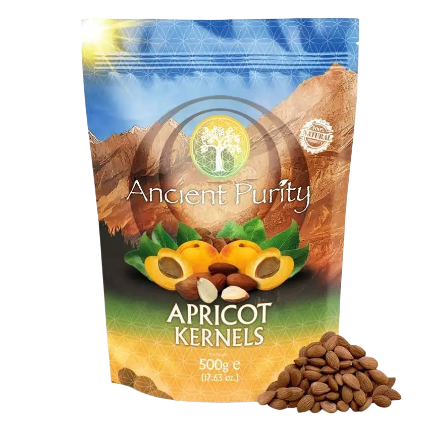 Bittere Aprikosenkerne von Ancient Purity, 500g, aus Hunza Pakistan, in einer offenen Packung auf weißem Hintergrund.