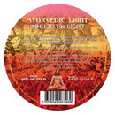 Rundes label für ancient purity ayurvedic immu-zest und verdauung mit meditiertem motiv und traditionellen kräutern und gewürzen