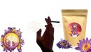 Goldbeutel mit pinkem und lila etikett und blauer lotusblüte für antike reinheit luzides träumen tee aus sri lanka