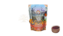 Eine lebendige verpackung von ancient purity chaga pilz pulver mit wald- und bergmotiv für chaga tee aus inonotus obliquus