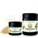 Zwei schwarze glasbehälter mit ancient purity kakadu plum pulver 75g und kleiner, grüne etiketten mit fruit terminalia ferdinandiana vitamin c gehalt