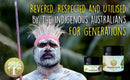 Ein Aborigine mit traditioneller weißer Körperbemalung neben Gläsern mit Kakadu-Pflaumenpulver.