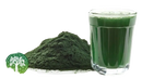 Eine leuchtend grüne spirulina und chlorella pulver 300g neben einem glas mit grünem chlorella pulver drink von ancient purity bioqualität